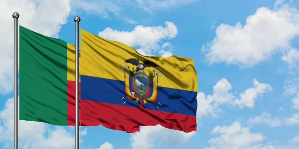 Η σημαία του Μπενίν και του Ισημερινού κουνώντας τον άνεμο εναντίον του λευκού νεφελώδη μπλε ουρανού μαζί. Φιλοσοφία της διπλωματίας, διεθνείς σχέσεις. — Φωτογραφία Αρχείου