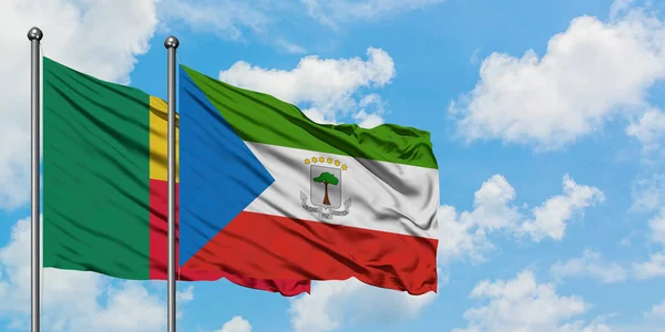 베냉과 적도 기니 깃발이 하얀 흐린 푸른 하늘을 배경으로 바람에 흔들리고 있습니다. 외교 개념, 국제 관계. — 스톡 사진