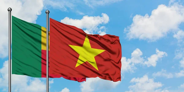 Флаг Бенина и Вьетнама, размахивающий на ветру против белого облачно-голубого неба. Концепция дипломатии, международные отношения . — стоковое фото