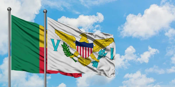 Benin och Amerikanska Jungfruöarna flagga vifta i vinden mot vit grumlig blå himmel tillsammans. Diplomatisk koncept, internationella relationer. — Stockfoto