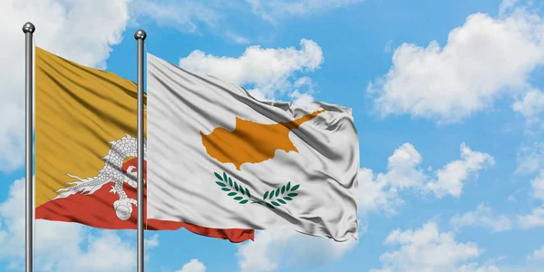 Bhutan och Cypern flagga vinka i vinden mot vit grumlig blå himmel tillsammans. Diplomatisk koncept, internationella relationer. — Stockfoto