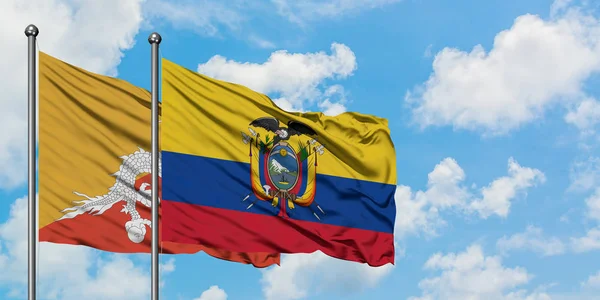 Bandera de Bután y Ecuador ondeando en el viento contra el cielo azul nublado blanco juntos. Concepto diplomático, relaciones internacionales . — Foto de Stock