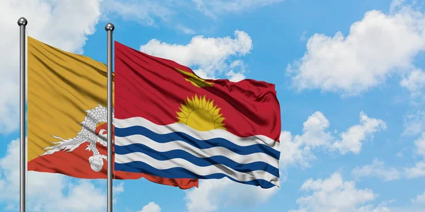 Bandera de Bután y Kiribati ondeando en el viento contra el cielo azul nublado blanco juntos. Concepto diplomático, relaciones internacionales . — Foto de Stock