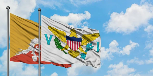 Bandera de Bután y las Islas Vírgenes de los Estados Unidos ondeando en el viento contra el cielo azul nublado blanco juntos. Concepto diplomático, relaciones internacionales . — Foto de Stock