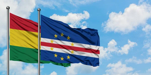 Bandera de Bolivia y Cabo Verde ondeando en el viento contra el cielo azul nublado blanco juntos. Concepto diplomático, relaciones internacionales . — Foto de Stock