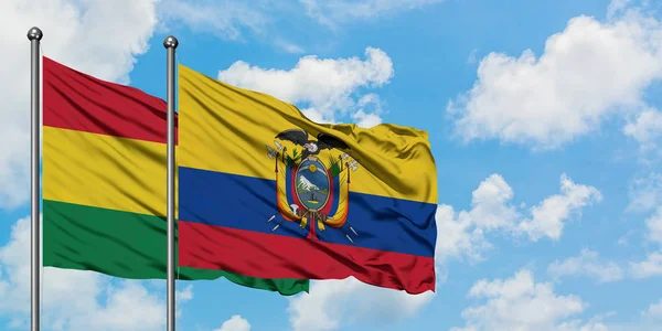 Bandera de Bolivia y Ecuador ondeando en el viento contra el cielo azul nublado blanco juntos. Concepto diplomático, relaciones internacionales . — Foto de Stock