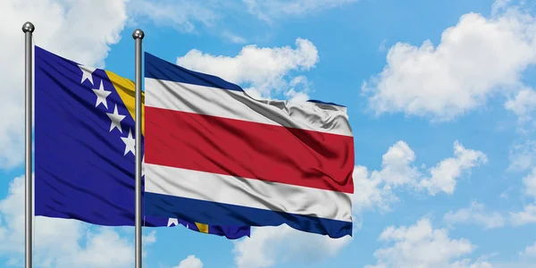 Bosnië-Herzegovina en Costa Rica vlag zwaaien in de wind tegen witte bewolkte blauwe hemel samen. Diplomatie concept, internationale betrekkingen. — Stockfoto