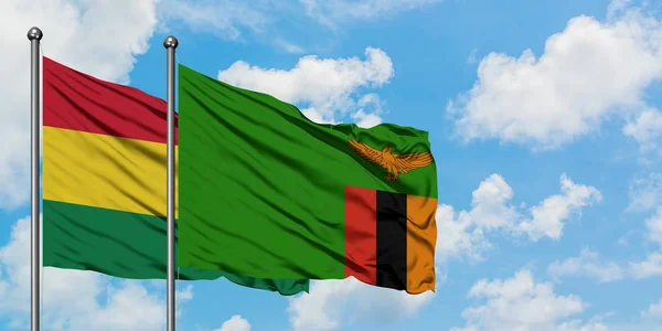Boliwia i Zambia Flaga Macha w wiatr przeciwko biały pochmurno błękitne niebo razem. Koncepcja dyplomacji, stosunki międzynarodowe. — Zdjęcie stockowe