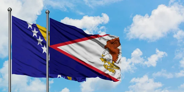 Bosnie-Herzégovine et le drapeau des Samoa américaines agitant dans le vent contre ciel bleu nuageux blanc ensemble. Concept de diplomatie, relations internationales . — Photo