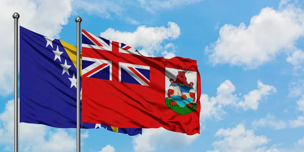 Bandera de Bosnia Herzegovina y Bermudas ondeando en el viento contra el cielo azul nublado blanco juntos. Concepto diplomático, relaciones internacionales . —  Fotos de Stock