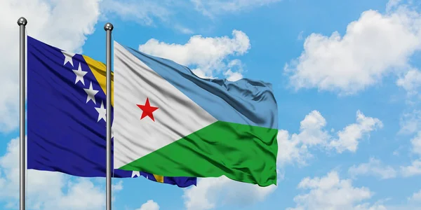 Η σημαία της Βοσνίας Ερζεγοβίνης και του Τζιμπουτί κουνώντας τον άνεμο ενάντια στον λευκό νεφελώδες γαλάζιο ουρανό μαζί. Φιλοσοφία της διπλωματίας, διεθνείς σχέσεις. — Φωτογραφία Αρχείου