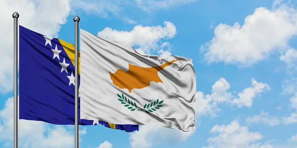 Боснія Герцеговина і Кіпр прапор розмахуючи в вітру проти білого хмарного синього неба разом. Концепція дипломатії, міжнародні відносини. — стокове фото