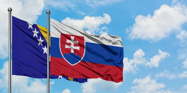 Bosznia-Hercegovina és Szlovákia zászló integetett a szél ellen, fehér felhős kék ég együtt. Diplomáciai koncepció, nemzetközi kapcsolatok. — Stock Fotó
