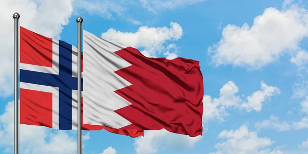 Bouvet-Inseln und Bahrain-Flagge wehen gemeinsam im Wind vor weißem wolkenblauem Himmel. Diplomatie-Konzept, internationale Beziehungen. — Stockfoto