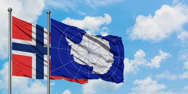 Буве острова і Антарктида прапор махав на вітрі від білого хмарного синього неба разом. Концепція дипломатії, міжнародні відносини. — стокове фото