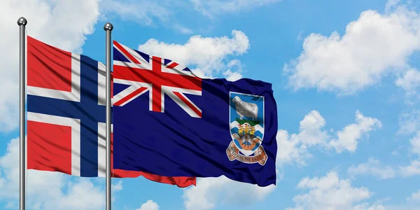 Bouvet eilanden en Falklandeilanden vlag zwaaien in de wind tegen witte bewolkte blauwe hemel samen. Diplomatie concept, internationale betrekkingen. — Stockfoto