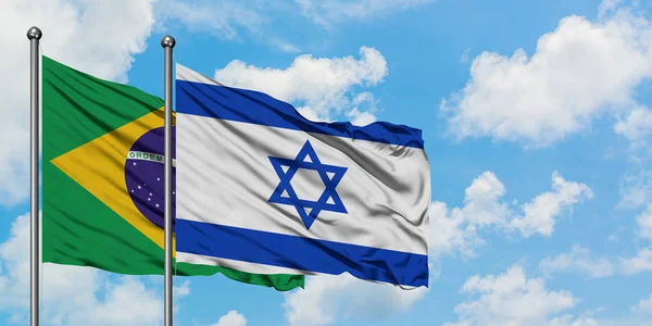 Brasile e Israele bandiera sventolando nel vento contro bianco cielo blu nuvoloso insieme. Concetto di diplomazia, relazioni internazionali . — Foto Stock