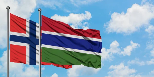 Bouvet Islands e Gambia sventolano insieme nel vento contro il bianco cielo blu nuvoloso. Concetto di diplomazia, relazioni internazionali . — Foto Stock