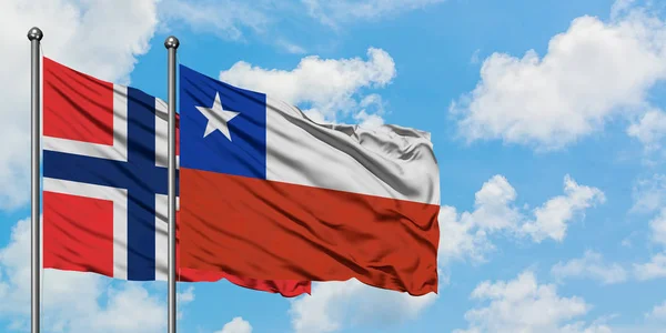 Bouvet Islands e la bandiera del Cile sventolano nel vento contro il bianco cielo blu nuvoloso insieme. Concetto di diplomazia, relazioni internazionali . — Foto Stock
