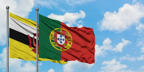 Brunei ve Portekiz bayrağı birlikte beyaz bulutlu mavi gökyüzüne karşı rüzgarda sallayarak. Diplomasi kavramı, uluslararası ilişkiler. — Stok fotoğraf
