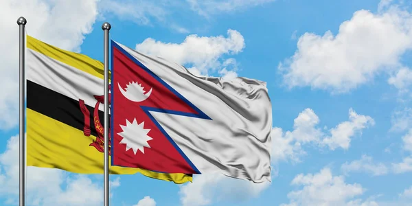 Brunei ve Nepal bayrağı birlikte beyaz bulutlu mavi gökyüzüne karşı rüzgarda sallayarak. Diplomasi kavramı, uluslararası ilişkiler. — Stok fotoğraf