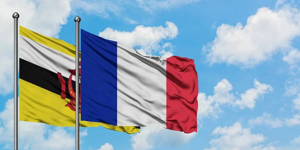 Brunei és Franciaország zászló integetett a szél ellen, fehér felhős kék ég együtt. Diplomáciai koncepció, nemzetközi kapcsolatok. — Stock Fotó