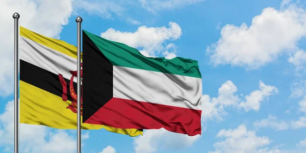 Bandera de Brunéi y Kuwait ondeando en el viento contra el cielo azul nublado blanco juntos. Concepto diplomático, relaciones internacionales . — Foto de Stock