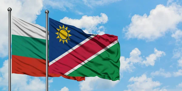 Bulgarije en Namibië vlag zwaaien in de wind tegen witte bewolkte blauwe hemel samen. Diplomatie concept, internationale betrekkingen. — Stockfoto