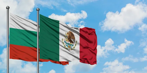 Bandera de Bulgaria y México ondeando en el viento contra el cielo azul nublado blanco juntos. Concepto diplomático, relaciones internacionales . —  Fotos de Stock