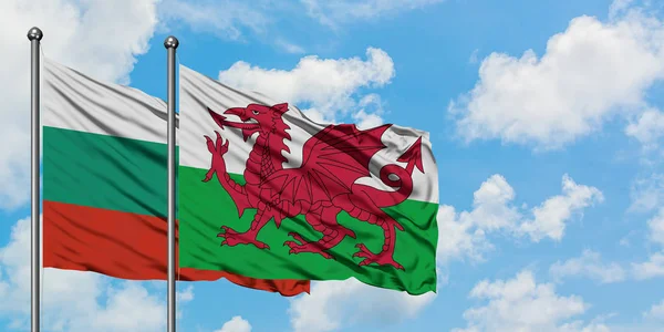 保加利亚和威尔士国旗在风中飘扬，与白云蓝天相一起。外交概念、国际关系. — 图库照片