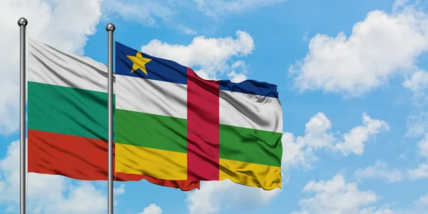 Bandera de Bulgaria y República Centroafricana ondeando en el viento contra el cielo azul nublado blanco juntos. Concepto diplomático, relaciones internacionales . — Foto de Stock