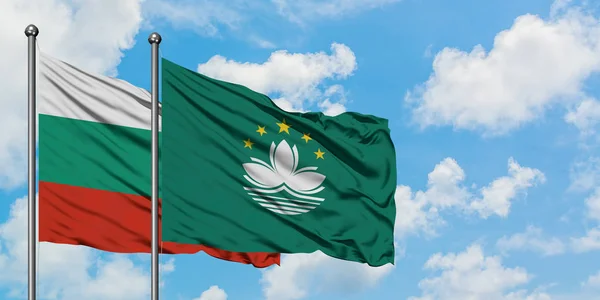 Bandera de Bulgaria y Macao ondeando en el viento contra el cielo azul nublado blanco juntos. Concepto diplomático, relaciones internacionales . — Foto de Stock