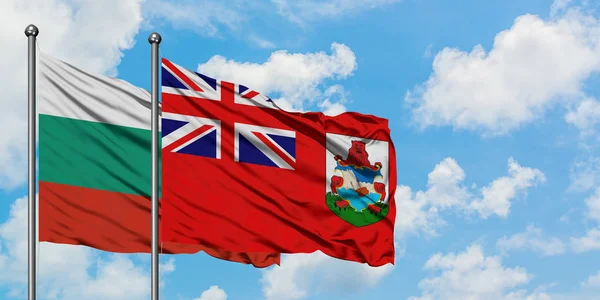 Bandera de Bulgaria y Bermudas ondeando en el viento contra el cielo azul nublado blanco juntos. Concepto diplomático, relaciones internacionales . — Foto de Stock