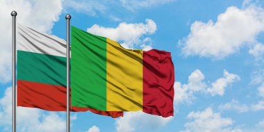 Bulgaristan ve Mali bayrağı birlikte beyaz bulutlu mavi gökyüzüne karşı rüzgarda sallayarak. Diplomasi kavramı, uluslararası ilişkiler.