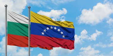Bulgaristan ve Venezuela bayrağı birlikte beyaz bulutlu mavi gökyüzüne karşı rüzgarda sallayarak. Diplomasi kavramı, uluslararası ilişkiler.