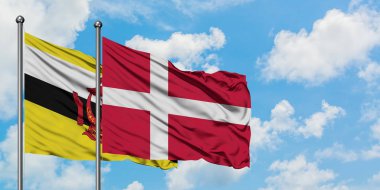 Brunei ve Danimarka bayrağı birlikte beyaz bulutlu mavi gökyüzüne karşı rüzgarda sallayarak. Diplomasi kavramı, uluslararası ilişkiler.