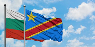 Bulgaristan ve Kongo bayrağı birlikte beyaz bulutlu mavi gökyüzüne karşı rüzgarda sallayarak. Diplomasi kavramı, uluslararası ilişkiler.