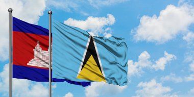 Kamboçya ve Saint Lucia bayrağı birlikte beyaz bulutlu mavi gökyüzüne karşı rüzgarda sallayarak. Diplomasi kavramı, uluslararası ilişkiler.
