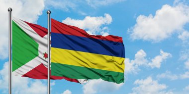 Burundi ve Mauritius bayrağı birlikte beyaz bulutlu mavi gökyüzüne karşı rüzgarda sallayarak. Diplomasi kavramı, uluslararası ilişkiler.