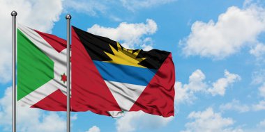 Burundi ve Antigua ve Barbuda bayrağı birlikte beyaz bulutlu mavi gökyüzüne karşı rüzgarda sallayarak. Diplomasi kavramı, uluslararası ilişkiler.