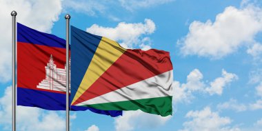 Kamboçya ve Seyşeller bayrağı birlikte beyaz bulutlu mavi gökyüzüne karşı rüzgarda sallayarak. Diplomasi kavramı, uluslararası ilişkiler.