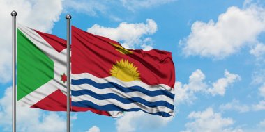 Burundi ve Kiribati bayrağı birlikte beyaz bulutlu mavi gökyüzüne karşı rüzgarda sallayarak. Diplomasi kavramı, uluslararası ilişkiler.