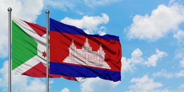 Burundi ve Kamboçya bayrağı birlikte beyaz bulutlu mavi gökyüzüne karşı rüzgarda sallayarak. Diplomasi kavramı, uluslararası ilişkiler.