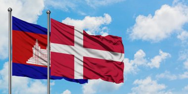 Kamboçya ve Danimarka bayrağı birlikte beyaz bulutlu mavi gökyüzüne karşı rüzgarda sallayarak. Diplomasi kavramı, uluslararası ilişkiler.