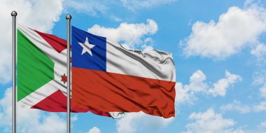 Burundi ve Şili bayrağı birlikte beyaz bulutlu mavi gökyüzüne karşı rüzgarda sallayarak. Diplomasi kavramı, uluslararası ilişkiler.