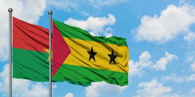 Burkina Faso ve Sao Tome ve Principe bayrak birlikte beyaz bulutlu mavi gökyüzüne karşı rüzgarda sallayarak. Diplomasi kavramı, uluslararası ilişkiler.