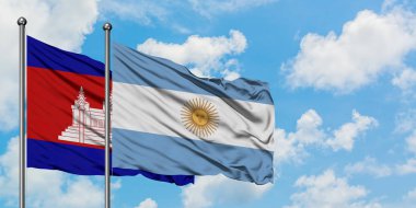 Kamboçya ve Arjantin bayrağı birlikte beyaz bulutlu mavi gökyüzüne karşı rüzgarda sallayarak. Diplomasi kavramı, uluslararası ilişkiler.