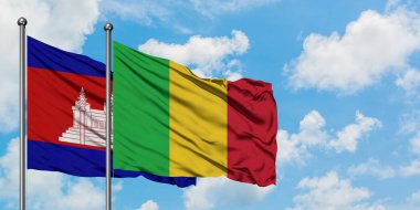 Kamboçya ve Mali bayrağı birlikte beyaz bulutlu mavi gökyüzüne karşı rüzgarda sallayarak. Diplomasi kavramı, uluslararası ilişkiler.