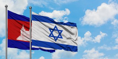 Kamboçya ve İsrail bayrağı birlikte beyaz bulutlu mavi gökyüzüne karşı rüzgarda sallayarak. Diplomasi kavramı, uluslararası ilişkiler.