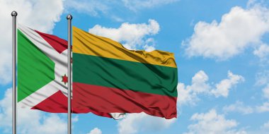 Burundi ve Litvanya bayrağı birlikte beyaz bulutlu mavi gökyüzüne karşı rüzgarda sallayarak. Diplomasi kavramı, uluslararası ilişkiler.